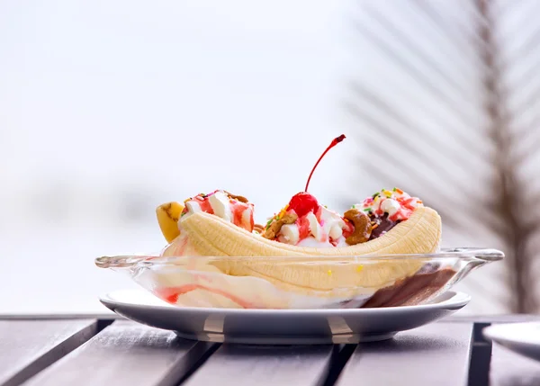Banana split glass med vispgrädde och körsbär — Stockfoto