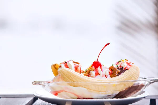 휘 핑된 크림, 체리와 바나나 스플릿 아이스크림 — 스톡 사진