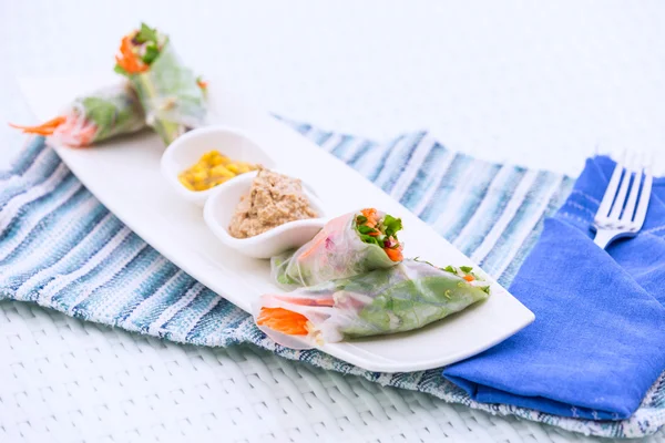 Vietnamese spring rolls with vegetables and coriander on a plate — Stock Photo, Image