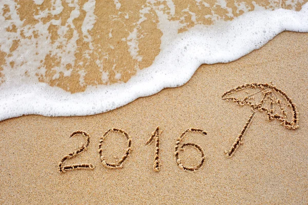 Nápis v roce 2016 v mokré žluté pláž sa — Stock fotografie