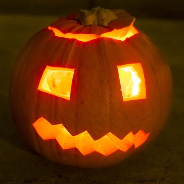 Geschnitzter Halloween-Kürbis — Stockfoto