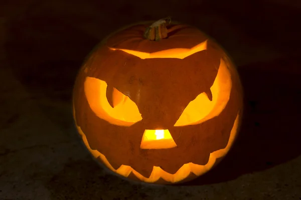 Geschnitzter Halloween-Kürbis — Stockfoto