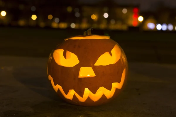 Geschnitzter Halloween-Kürbis — Stockfoto