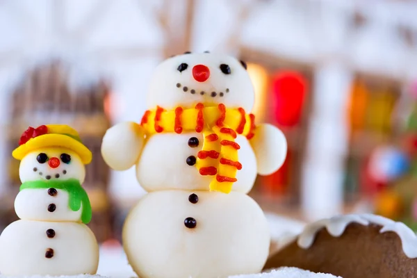 Bonecos de neve de açúcar decorativos e casa de gengibre — Fotografia de Stock