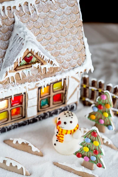 Gingerbread house and snowman — Stock Photo, Image