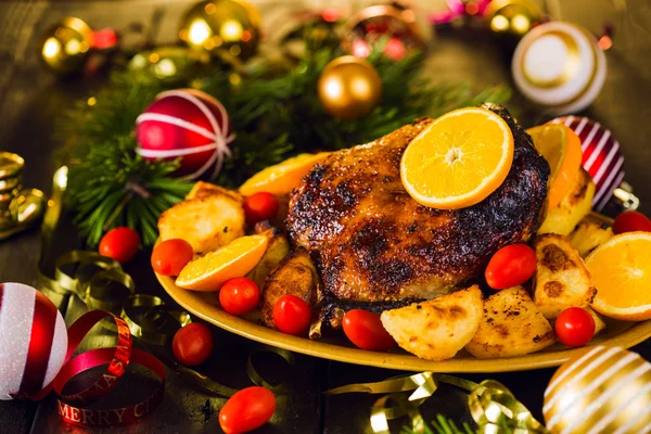 Рождественская утка с картошкой, апельсином и помидорами — стоковое фото