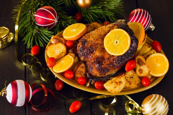 Christmas baked duck served with potatoes, orange and tomatoes — Stock Photo, Image