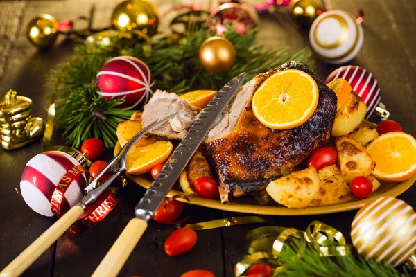 Christmas baked duck disajikan dengan kentang, jeruk dan tomat — Stok Foto