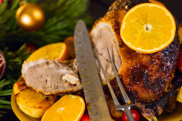 Christmas baked duck disajikan dengan kentang, jeruk dan tomat — Stok Foto