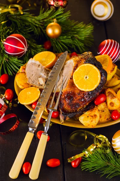 Anatra al forno natalizia servita con patate, arancia e pomodori — Foto Stock