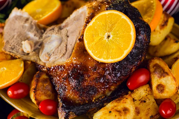 Pato de Navidad servido con papas, naranja y tomates — Foto de Stock