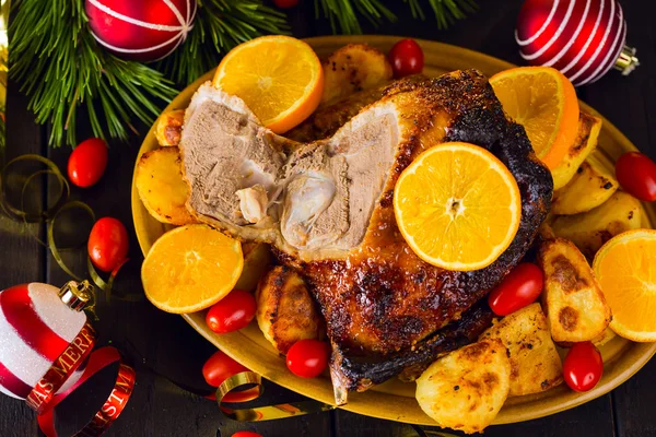 Рождественская утка с картошкой, апельсином и помидорами — стоковое фото