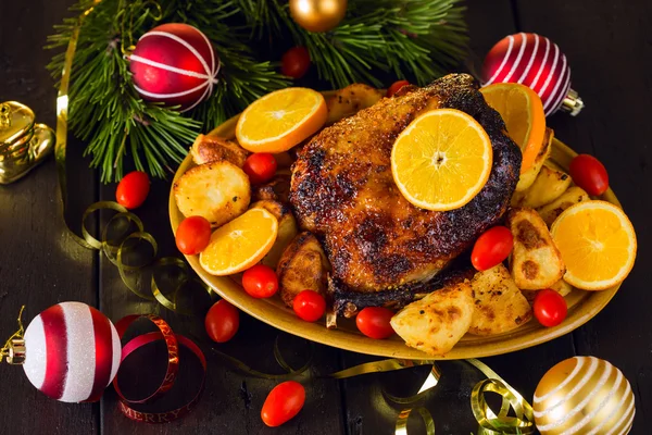Anatra al forno natalizia servita con patate, arancia e pomodori — Foto Stock