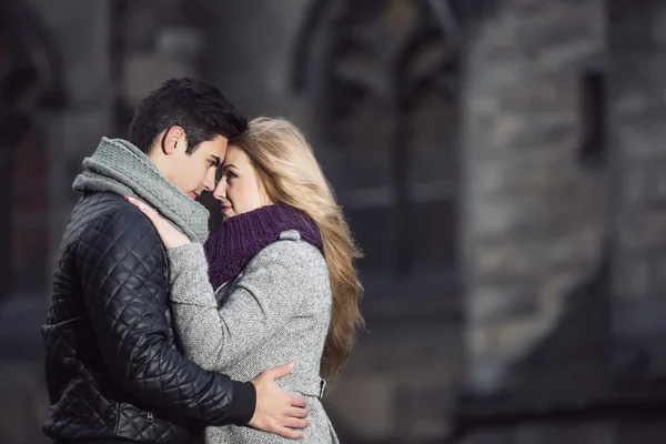 Atractiva pareja joven enamorada — Foto de Stock