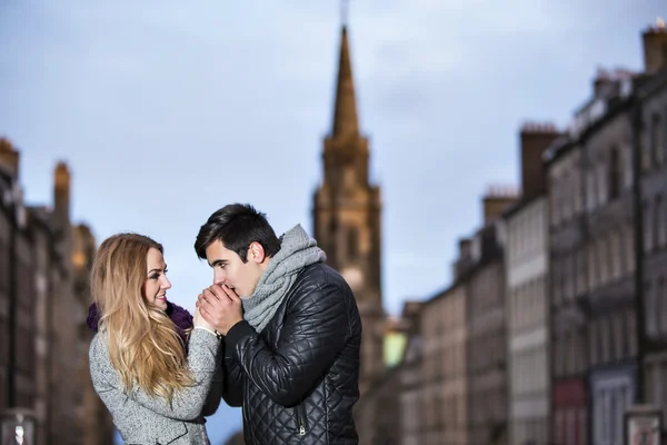 Attraktives junges verliebtes Paar — Stockfoto