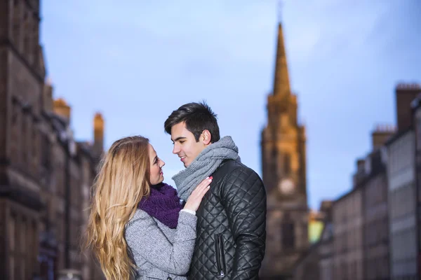 Attraktives junges verliebtes Paar — Stockfoto