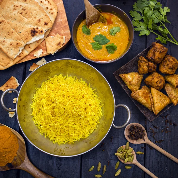 치킨 티 카 masala와 인도 pilau 밥 balti 요리에 제공 — 스톡 사진