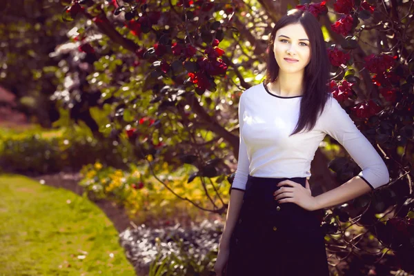 Young beautiful woman with long straight dark hair posing in spr — Stock Photo, Image