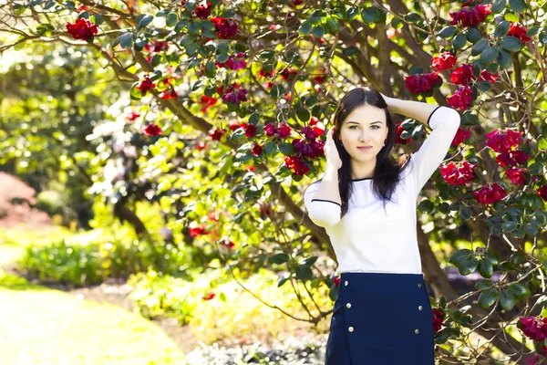 Mooie jongedame met lange rechte donker haar poseren in spr — Stockfoto