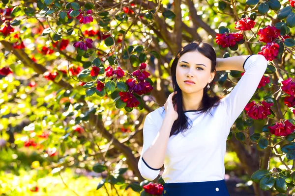 Mooie jongedame met lange rechte donker haar poseren in spr — Stockfoto