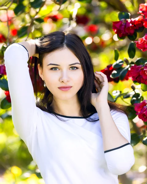 Mooie jongedame met lange rechte donker haar poseren in spr — Stockfoto