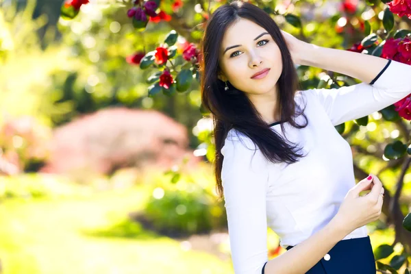 Mooie jongedame met lange rechte donker haar poseren in spr — Stockfoto