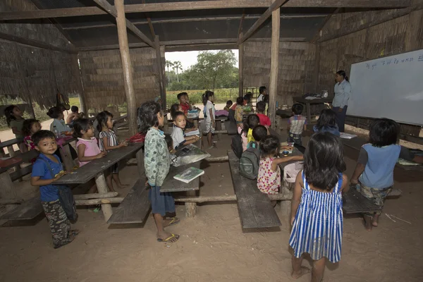 Una classe in una scuola elementare rurale in un piccolo villaggio — Foto Stock