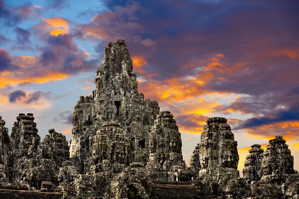 Oude stenen gezichten van koning Jayavarman Vii de Bayon tempel, — Stockfoto