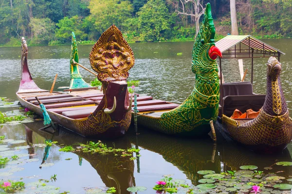 Traditionele khmer boten met gebeeldhouwde bogen — Stockfoto