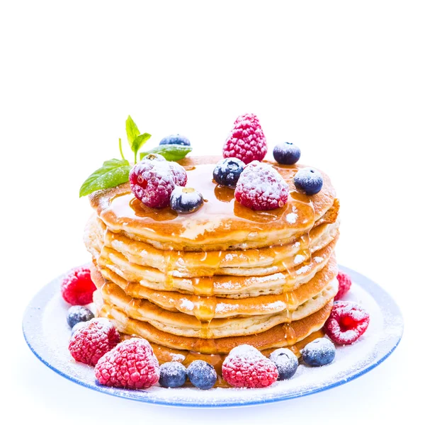 Pile of pancakes with blueberries and raspberries sprinkled with — Stock Photo, Image