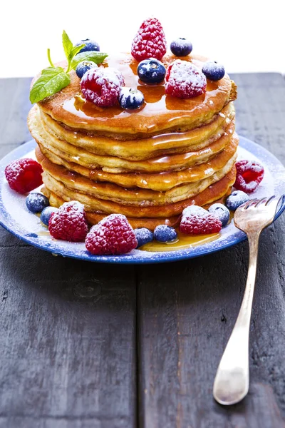 白い背景の上の果実と蜂蜜のパンケーキ — ストック写真