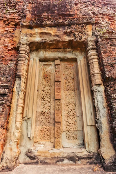 Τυφλή πόρτα στον κορυφαίο πύργο του ναού Μπατστσόνγκ — Φωτογραφία Αρχείου