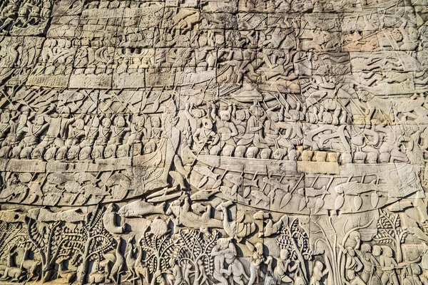 Исторический кхмерский барельеф, показывающий индуистские легенды в Байоне — стоковое фото
