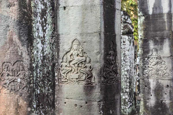 历史悠久的高棉低音救济显示跳舞的印度教神在巴约 — 图库照片