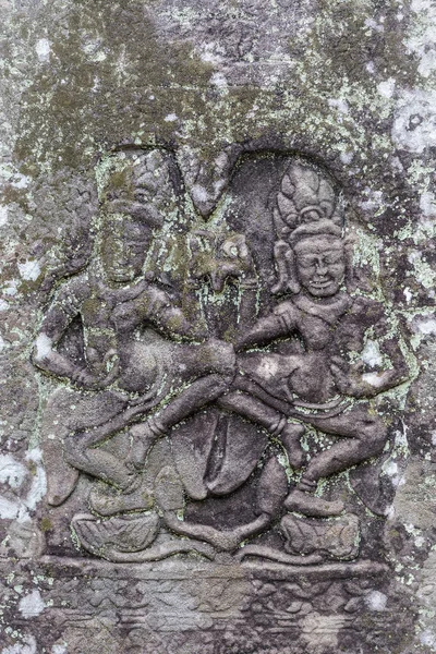 バヨでヒンドゥー教の神々を踊る歴史的なクメールの低音レリーフ — ストック写真