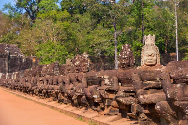 Statuen antiker Khmer-Kriegerköpfe tragen riesige Schlangendekoration — Stockfoto