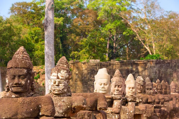 Statuen antiker Khmer-Kriegerköpfe tragen riesige Schlangendekoration — Stockfoto