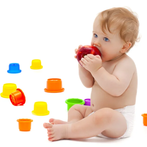 Lindo niño con manzana — Foto de Stock