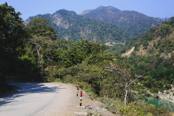 Strada di montagna vuota in Himalaya, Rishikesh, India — Foto Stock