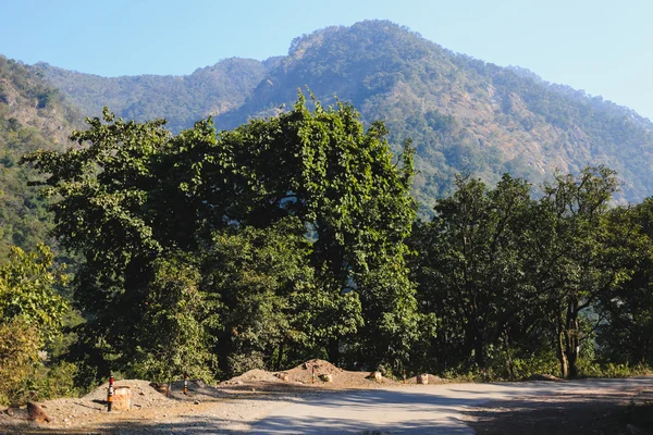 Strada di montagna vuota in Himalaya, Rishikesh, India — Foto Stock