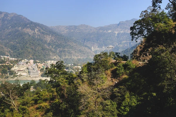 View of Ganga and Rishikesh, holy Indian place, capital of yoga — Stock Photo, Image