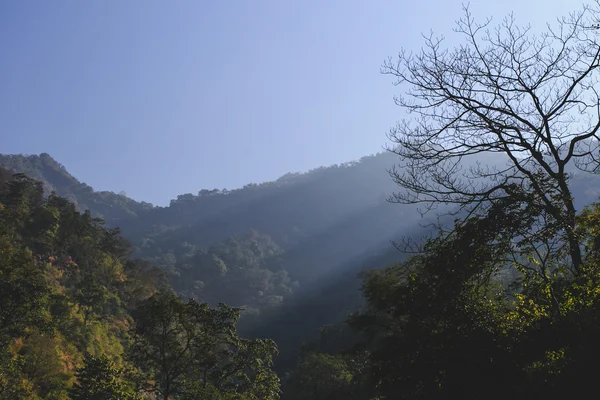 Vista mattutina delle montagne himalayane, Rishikesh, India — Foto Stock