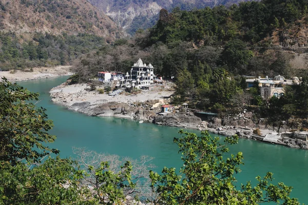 Vista de Ganga y Rishikesh, lugar sagrado indio, capital del yoga — Foto de Stock