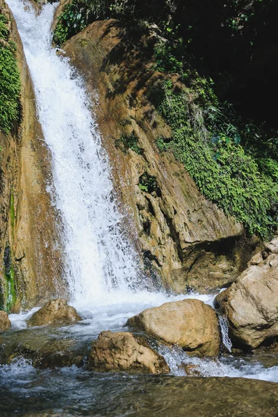 Neergarh waterfall - berühmter Touristenort in der Nähe von rishikesh — Stockfoto