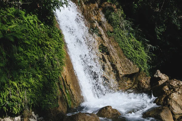Neergarh waterfall - berühmter Touristenort in der Nähe von rishikesh — Stockfoto