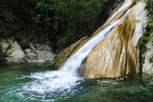 Neergarh waterfall - berühmter Touristenort in der Nähe von rishikesh — Stockfoto