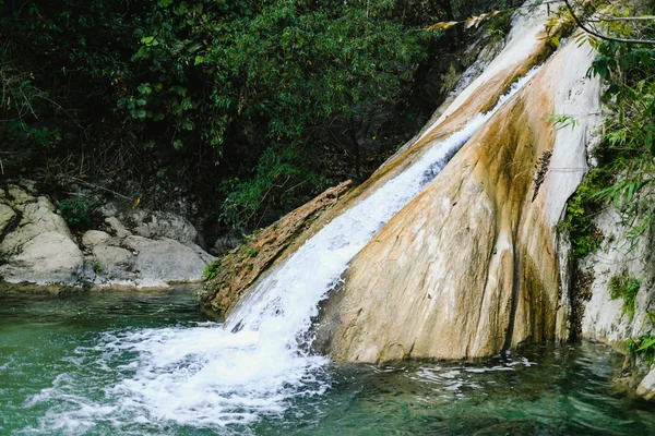 Neergarh Cascada - famoso lugar turístico cerca de Rishikesh — Foto de Stock