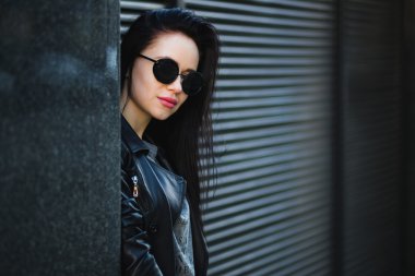 uzun siyah saçlı genç güzel kadın portresi