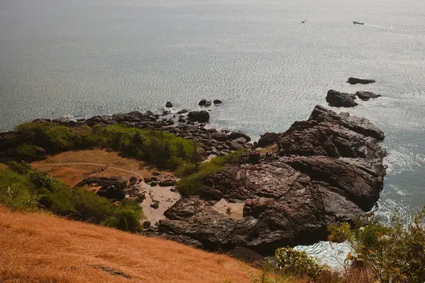 Tropische uitzicht op de Oceaan, prachtige heuvelachtige kustlijn in Gokarna — Stockfoto