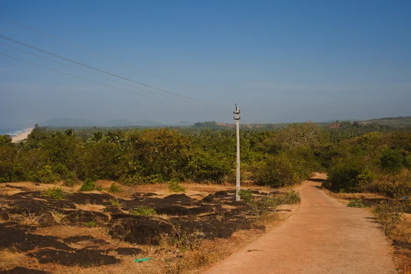 Strada a piedi vuota con sabbia rossa, a Gokarna, Karnataka, India — Foto Stock